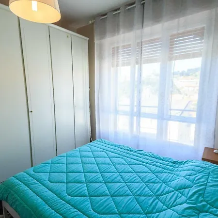 Ampio Con Box Auto Celle Ligure